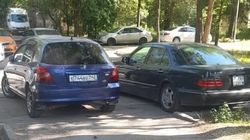 В 8 мкр водители паркуются на аллее. Видео и фото