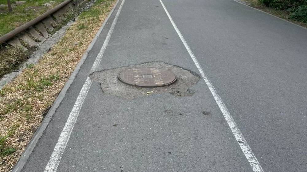 Колодец, торчащий на велодорожке на Манаса, принадлежит БГТС, - мэрия