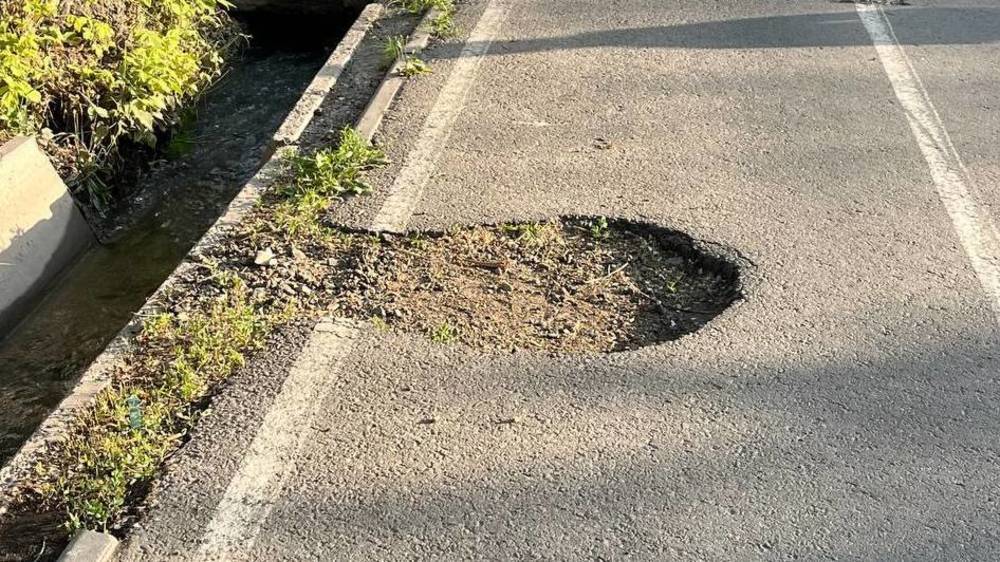 Яму на велодорожке на Айтматова устранят 23 мая, - мэрия