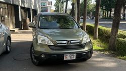 «Хонда CR-V» едет по тротуару на Манаса. Фото