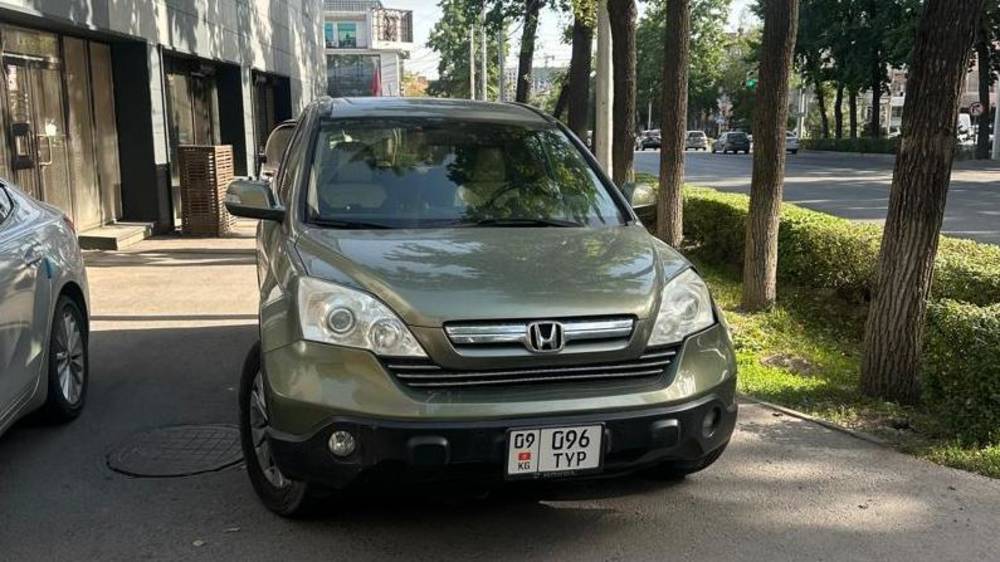 «Хонда CR-V» едет по тротуару на Манаса. Фото