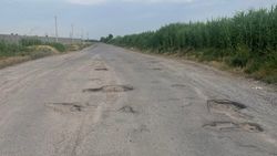Дорога в Иссык-Атинском районе вся в ямах. Видео
