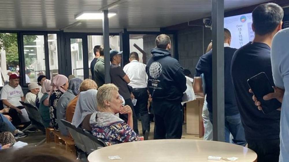 Бишкекчанка жалуется на очередь в Госрегистре. Фото