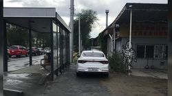 На Горького машина заблокировала тротуар
