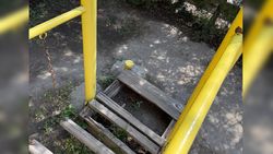 Житель столицы показал повреждения на площадке детсада №144