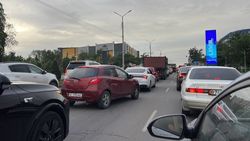 В мэрии рассказали, из-за чего на Южной магистрали образовалась пробка. Видео