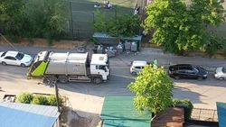 Мусоровоз не смог подъехать к мусорке из-за припаркованных авто. Видео