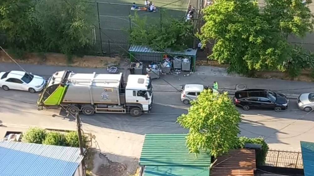 Мусоровоз не смог подъехать к мусорке из-за припаркованных авто. Видео