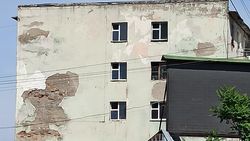 Стена дома на проспекте Чуй в плачевном состоянии. Фото