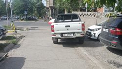 На Горького тротуар и зеленая зона заставлена машинами. Фото