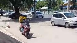 На «шлагбауме» машины ездят по тротуару. Видео