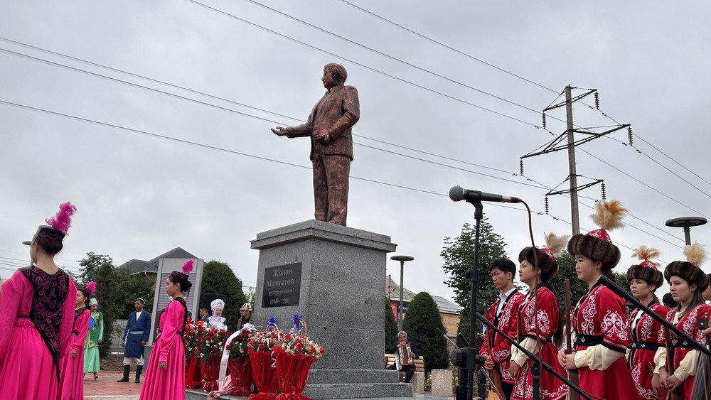 Памятник Жолону Мамытову