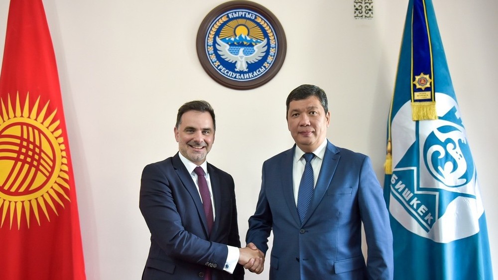 мэр Бишкека Айбек Джунушалиев с министром по внешней торговле Французской Республики Лораном Сен-Мартеном