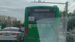 Автобус повернул со второй полосы. Видео горожанки