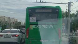 Водителя автобуса №80 отстранили за поворот со второго ряда, - мэрия