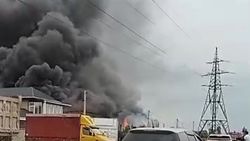 В Учкуне горит мебельный цех. Видео