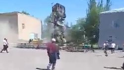 Видео — В Панфиловском РЭС при демонтаже антенны перевернулся автокран