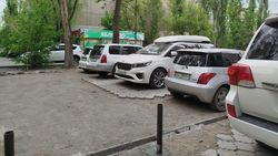 На газоне дома в 10 мкр паркуются машины, - горожанин