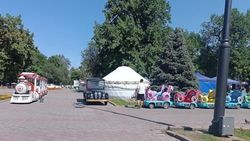 У кинотеатра «Ала-Тоо» продолжают ездить паровозики и гольф-кары. Ответ мэрии