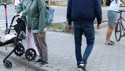 На Исанова тротуар упирается в бордюр. Что мэрия предлагает сделать?