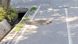 Яму на велодорожке на Айтматова еще не залатали. Фото горожанина