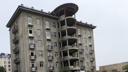 Законно ли здание на Ахунбаева? Фото горожанина