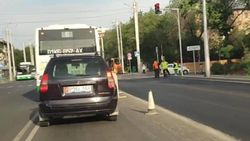 На Ахунбаева ремонтируют новый асфальт, так как ОсОО «ДорСтройГрупп» восстанавливает дорожные дефекты