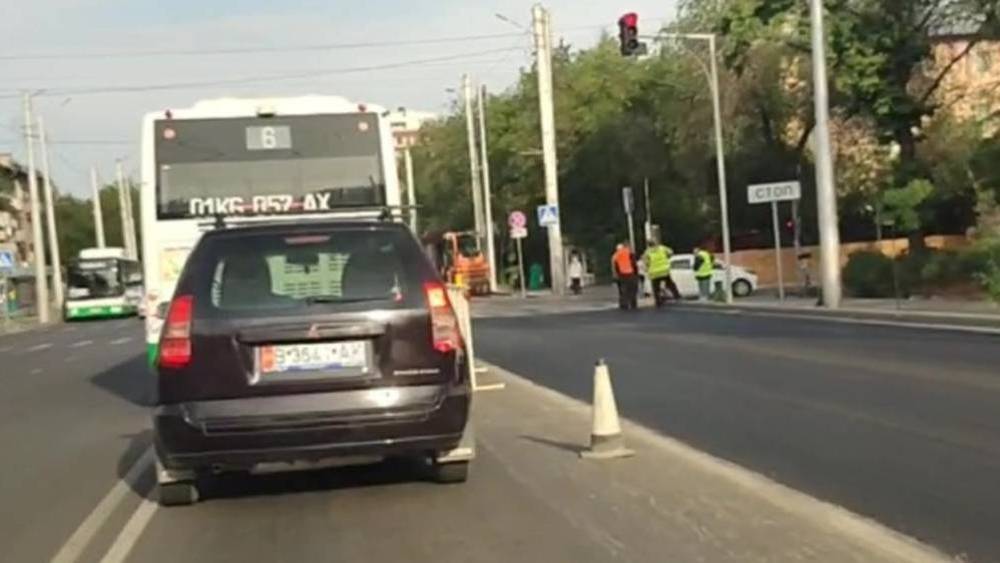 На Ахунбаева ремонтируют новый асфальт, так как ОсОО «ДорСтройГрупп» восстанавливает дорожные дефекты