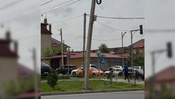 На Масалиева—Бакаева накренился столб. Ответ мэрии
