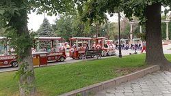 У кинотеатра «Ала-Тоо» продолжают ездить паровозики и гольф-кары. Фото