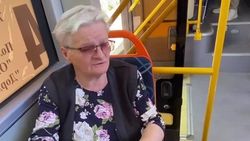 В автобусе бабушка уступила место женщине с ребенком. Видео