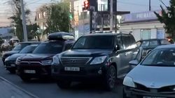 Тротуар на Панфилова превратился в парковку. Видео