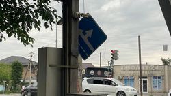 В Бишкеке дорожный знак повис на столбе, прикрыв обзор камере «Безопасной страны». Фото