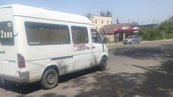 Горожанин жалуется на состояние сидений в маршрутке. Фото