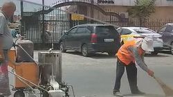 Как обновляют дорожную разметку на Льва Толстого. Видео горожанина