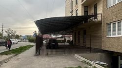 Законна ли постройка на тротуаре по ул.Куйручук? Фото горожанина
