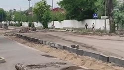 Зачем на Льва Толстого после ремонта закрывают парковочные места? Видео горожанина