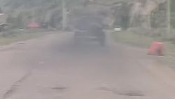 Из-за дыма не видно самой машины. Видео