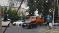 «Бишкексвет» убрал свисающие провода на Тоголок Молдо
