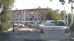 На Ахунбаева таксист сбил мальчика на велосипеде. Видео