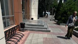 Лестница спортклуба «Карвен» закрывает тротуар. Фото