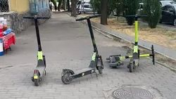Тротуар на Токтогула заставлен самокатами. Видео