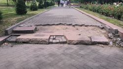 Брусчатку на аллее в Сквере борцам революции разобрали. Фото