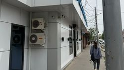 Законно ли здание на Горького захватило часть тротуара? Фото горожанина