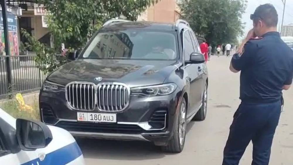 Водителя BMW X7 оштрафовали на 6500 сомов за парковку на тротуаре на Южной магистрали. Видео УПСМ