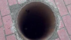 После демонтажа троллейбусных линий на Айтматова осталась яма. Видео горожанина