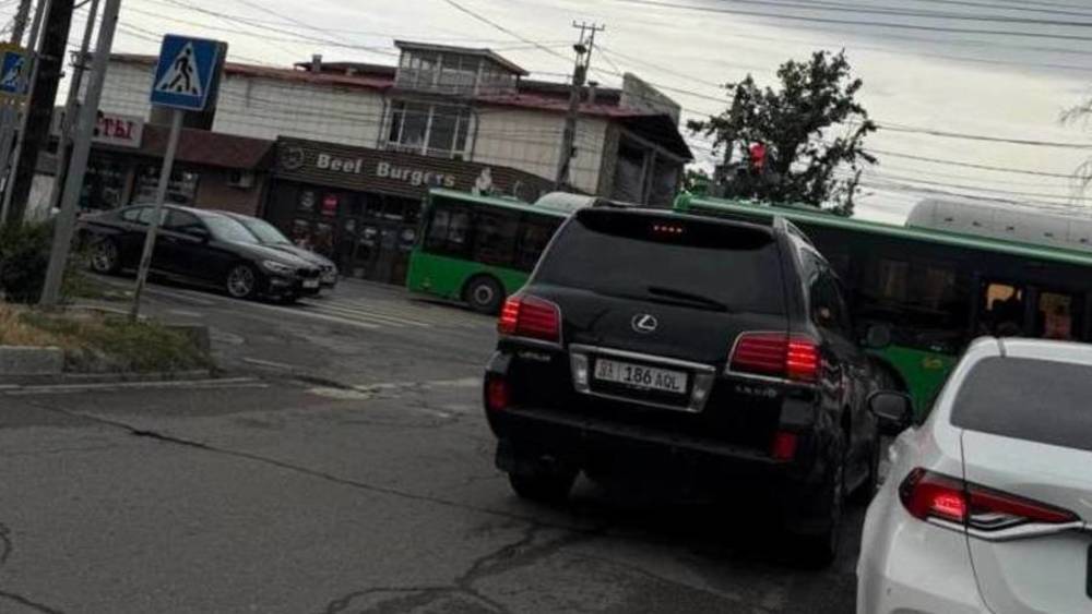 Патрульная служба оштрафовала на 15 тыс. сомов водителя Lexus за выезд на встречку