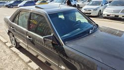 «Мерседес» стоит на тротуаре по Южной магистрали, внутри авто военная форма старшего лейтенанта. Фото