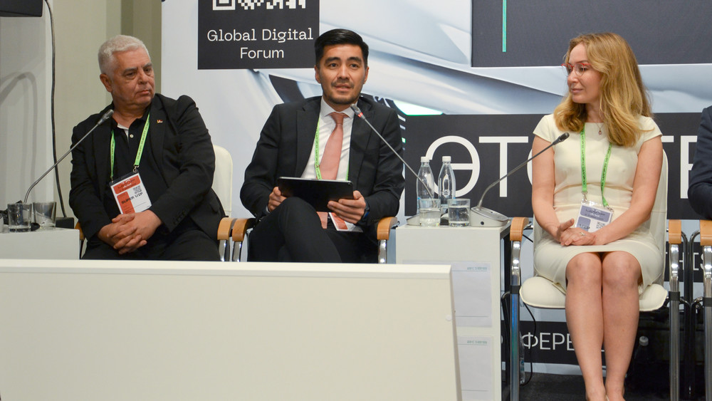 Азамат Жамангулов (в центре)