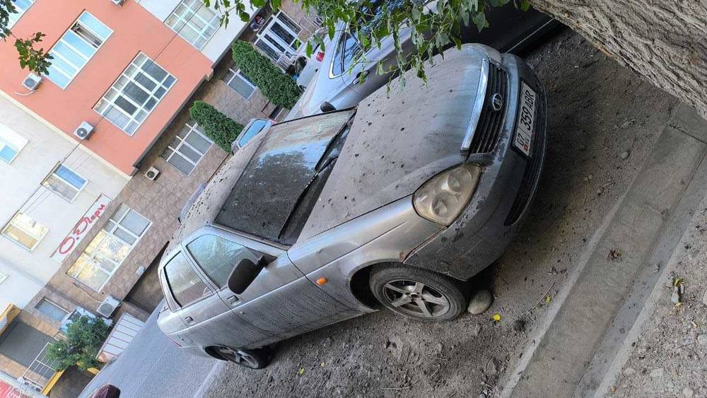 На Уметалиева стоит брошенная «Лада Приора» со штрафами на 11,7 тыс. сомов